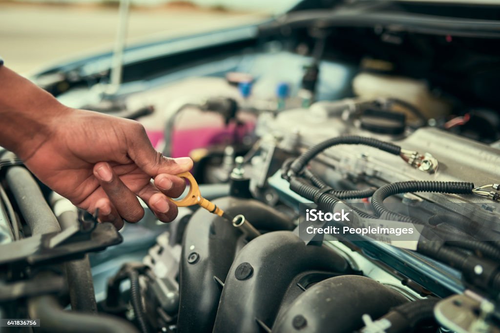 Prüfen sein Öl - Lizenzfrei Auto Stock-Foto