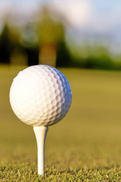 balanço de golfe - golf ball spring cloud sun imagens e fotografias de stock
