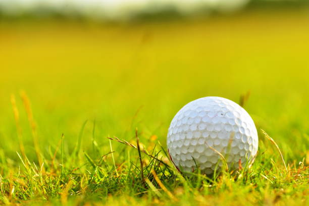campo de golfe - golf ball spring cloud sun imagens e fotografias de stock