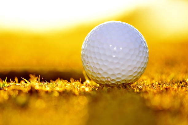 campo de golfe - golf ball spring cloud sun imagens e fotografias de stock