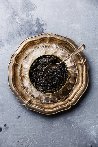 Caviar de esturión de negro en el hielo photo