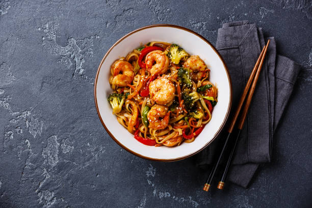 うどんは、ボウルにエビと麺を炒め - 和食　俯瞰 ストックフォトと画像