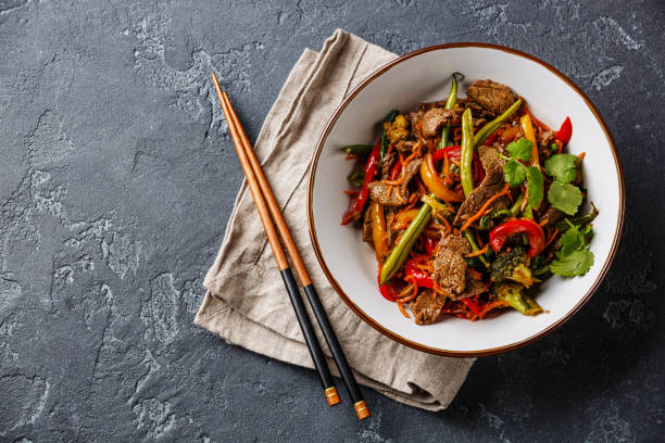 stir fry de res con verduras en tazón de fuente - wok fotografías e imágenes de stock