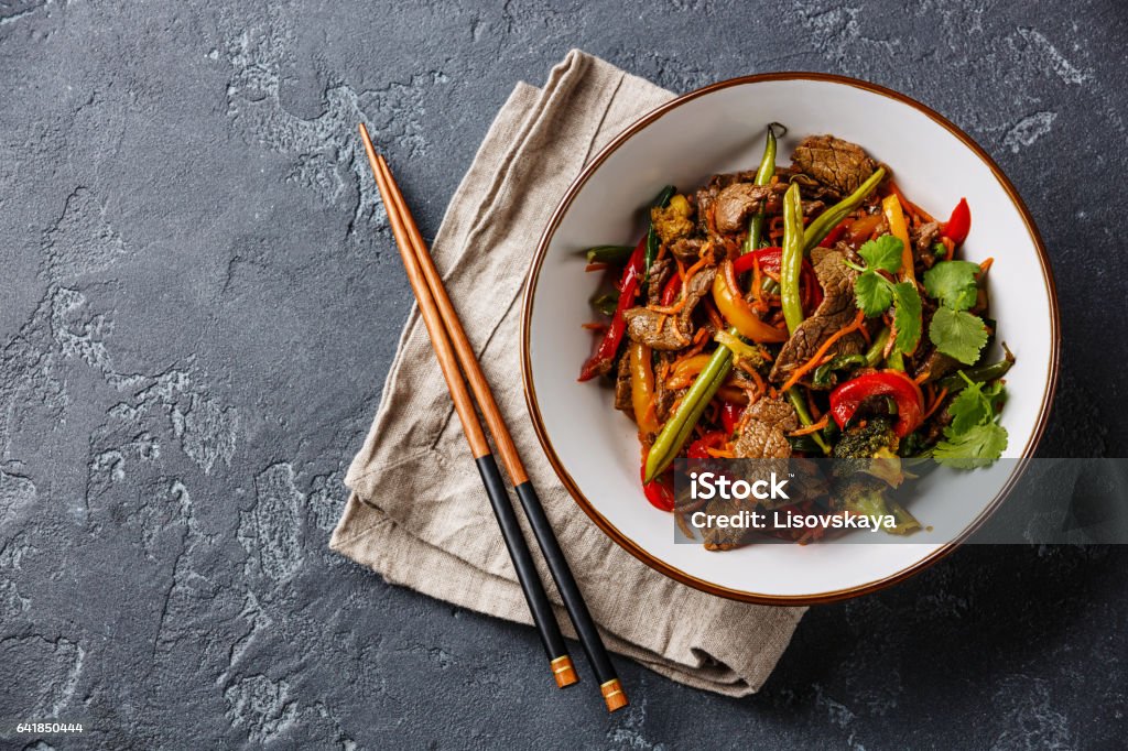 Stir fry bœuf avec légumes dans un bol - Photo de Aliment libre de droits