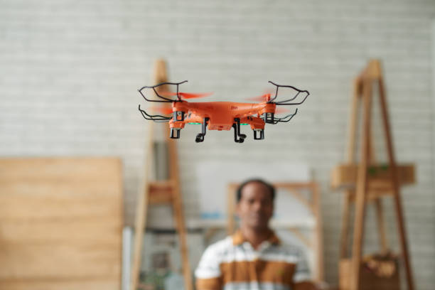 pequeno quadcopter voando dentro de casa - drone subindo - fotografias e filmes do acervo