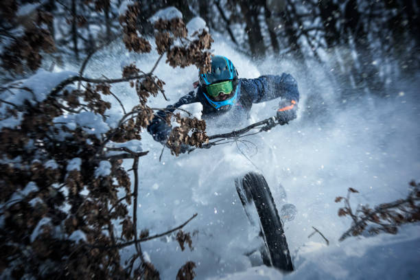 homem gordo bicicleta na floresta - mountain cycling bicycle tire - fotografias e filmes do acervo