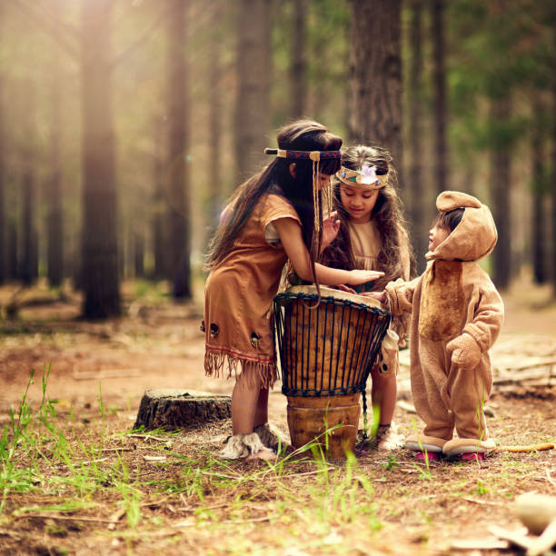 trzech małych perkusistów - north american tribal culture environment child plant zdjęcia i obrazy z banku zdjęć