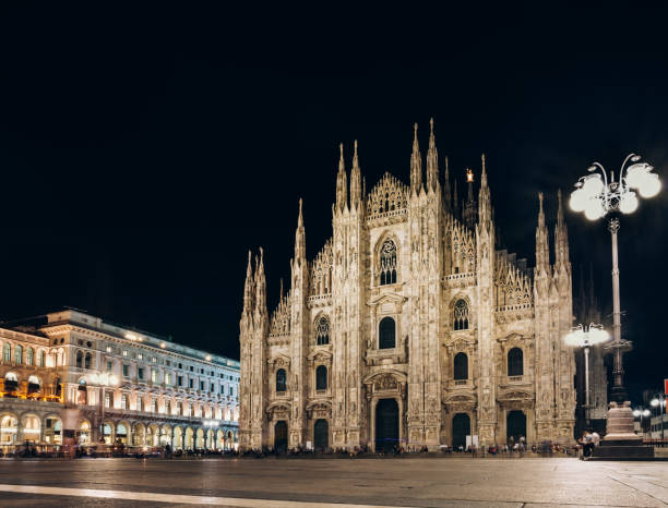 milão, itália – 12 de setembro de 2016: igreja da catedral duomo de milão - milan italy cathedral duomo of milan night - fotografias e filmes do acervo