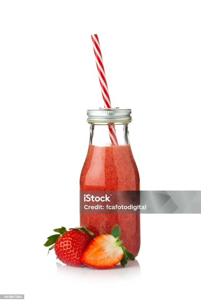 Jus de fraise dans une bouteille isolé sur fond blanc - Photo de Jus de fraise libre de droits