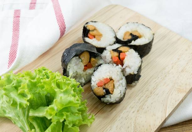 rolos de sushi vegetariano ou vegetal maki na bandeja de madeira - appetizer asia carrot maki sushi - fotografias e filmes do acervo
