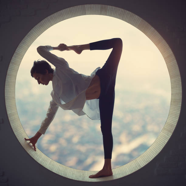 jovem mulher fazendo yoga  - vista da cobertura superior - fotografias e filmes do acervo
