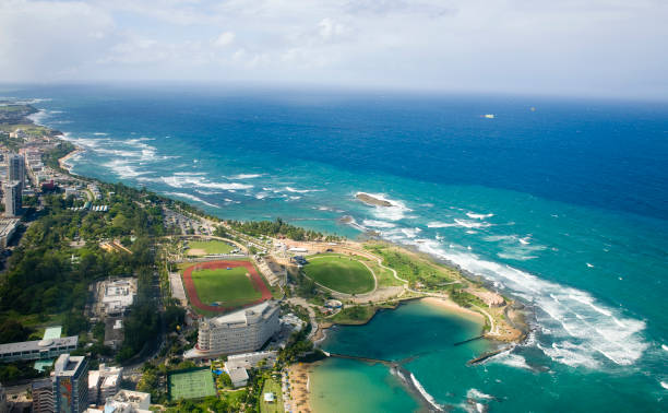 空から見た北プエルトリコ - tourist resort apartment swimming pool caribbean ストックフォトと画像