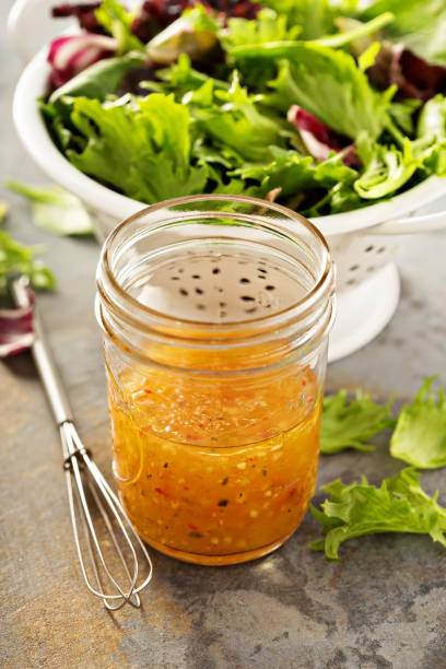 italian vinaigrette dressing in a mason jar - vinegar salad dressing balsamic vinegar olive oil imagens e fotografias de stock