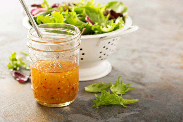 italian vinaigrette dressing in a mason jar - vinegar salad dressing balsamic vinegar olive oil imagens e fotografias de stock