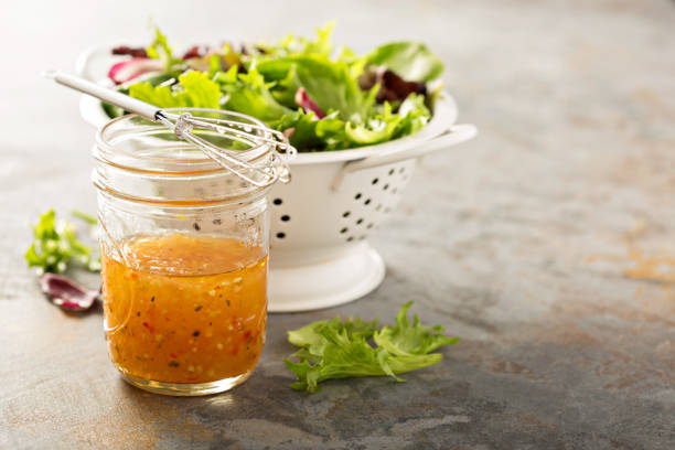vinagreta italiana en un tarro de masón - salad dressing condiment cooking oil glass fotografías e imágenes de stock