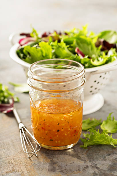 메이슨 단지에 있는 이탈리아 vinaigrette 드레싱 - vinegar salad dressing cooking oil olive oil 뉴스 사진 이미지