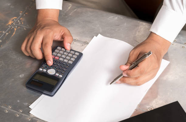 istock Businessmen use the calculator 641879088