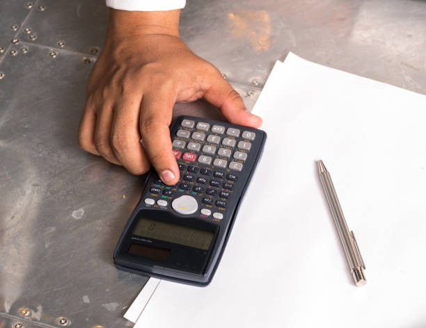 istock Businessmen use the calculator 641882290