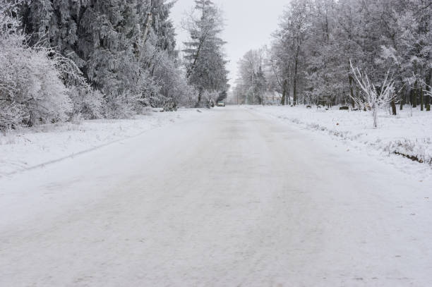 Snowy street of small village in central Ukraine - fotografia de stock