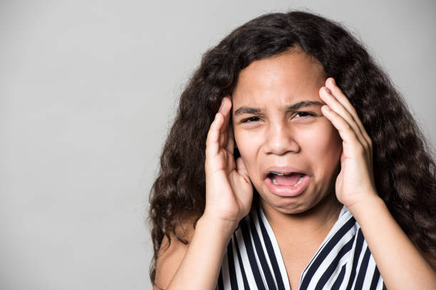 jeune fille choquée - screaming fear teenager shouting photos et images de collection