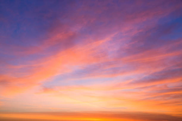 schöne wolkengebilde am morgen - twilight stock-fotos und bilder