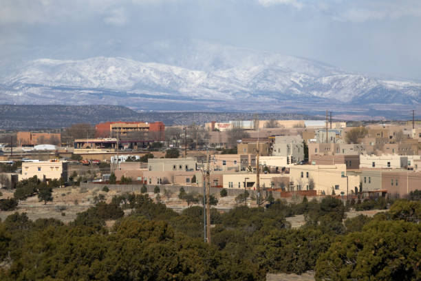 sante fe nuevo adobe méxico casas montañas tempestuosas nevadas de empresas - sante fe home fotografías e imágenes de stock