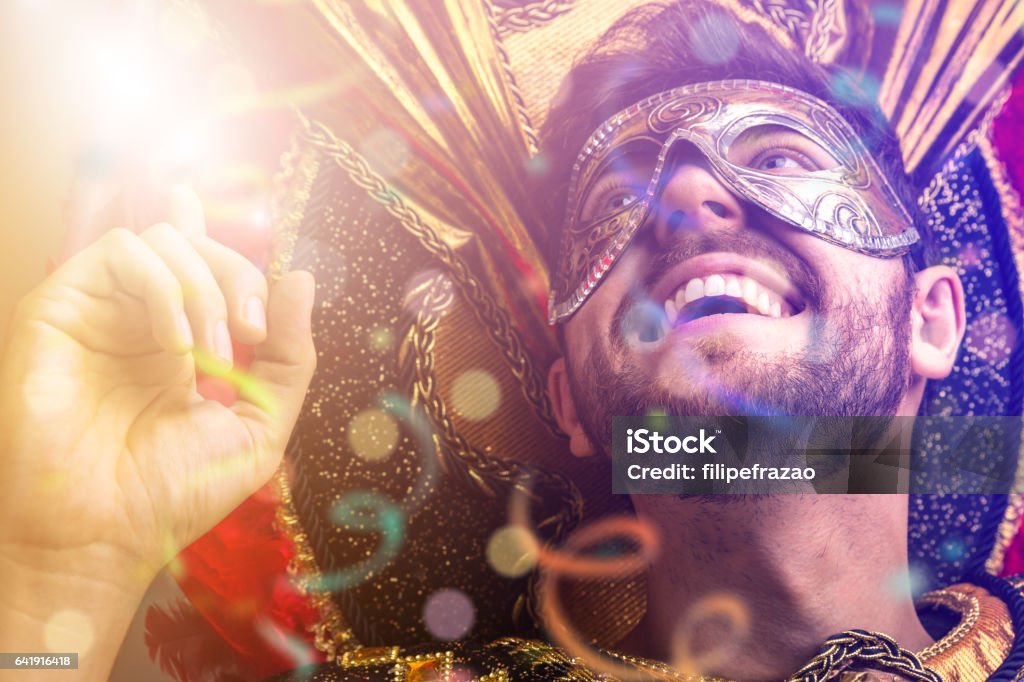 Vistiendo traje de carnaval brasileño Chico - Foto de stock de Carnaval - Evento de celebración libre de derechos