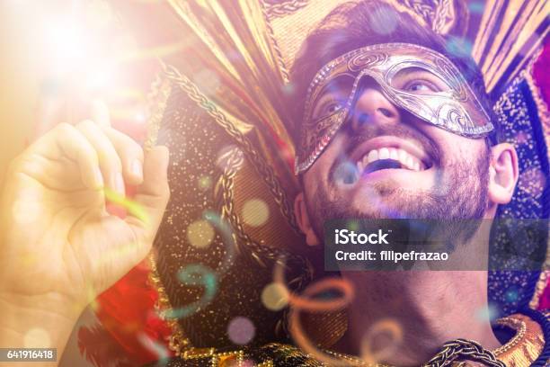 Photo libre de droit de Portant Costume De Carnaval Brésilien Guy banque d'images et plus d'images libres de droit de Carnaval - Réjouissances - Carnaval - Réjouissances, Mardi Gras - Carnaval, Défilé