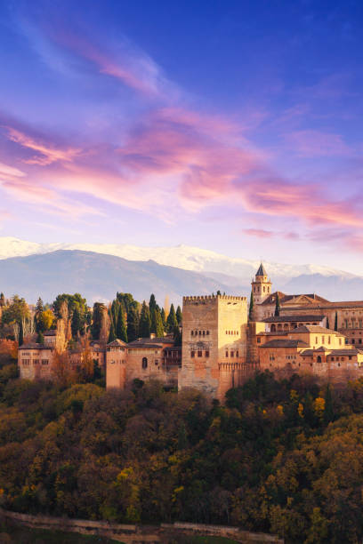 alhambra 궁전, 칼라바존, 스페인 - spain famous place mountain range time of day 뉴스 사진 이미지