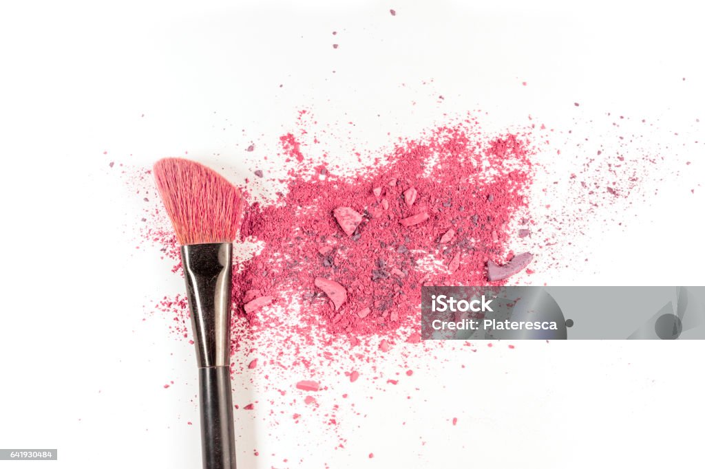 Maquillaje Cepillo Sobre Un Fondo Blanco Con Los Restos De Polvo Foto de stock y más banco de imágenes de Fondo blanco