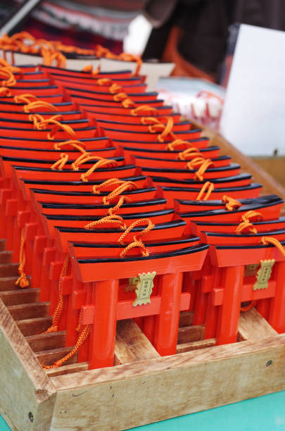 Las réplicas de puertas torii de Fushimi Inari - foto de stock