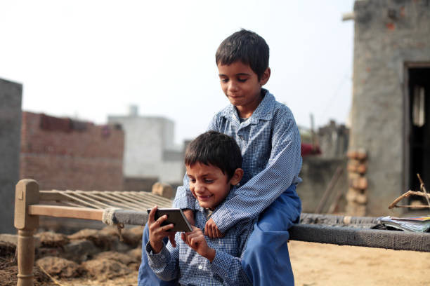 diversão com o smartphone em casa - rural watch - fotografias e filmes do acervo