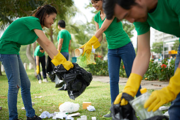 коллективная работа по улучшению имиджа города - green garbage bag стоковые фото и изображения