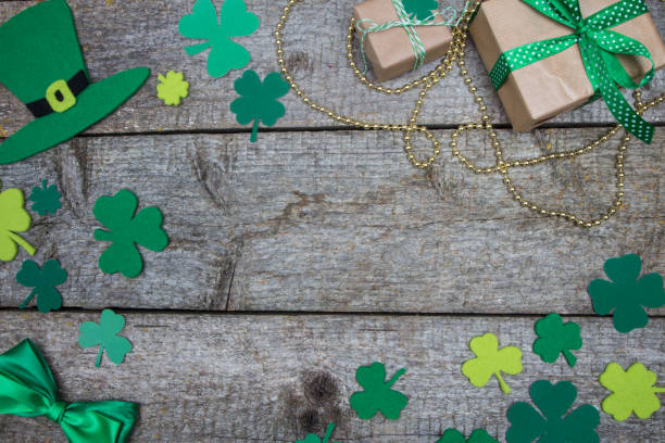 istock Celebratory background to St. Patricks Day clover, gold bead, hat 641963162