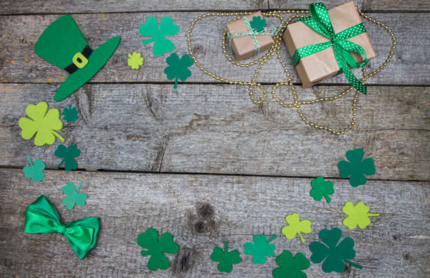 istock Irish ornaments gifts kraft paper leaf clover, hat Patrick 641963486
