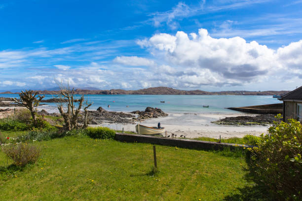 isle of iona scotland uk belle plage de sable blanc et vue sur mull - iona photos et images de collection