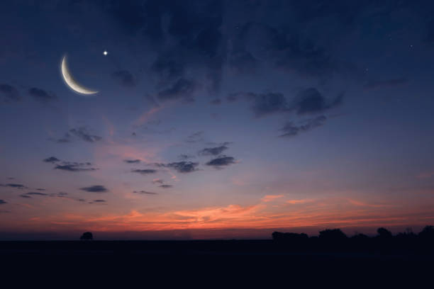 nuit ciel paysage et lune, étoiles, ramadan kareem célébration - twilight photos et images de collection