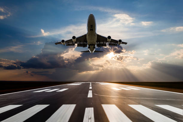 pasajeros de avión despegando en puesta de sol - despegar actividad fotografías e imágenes de stock