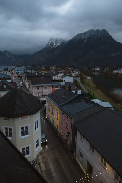 上の austira の小さな町の街並み - bavaria austria blue celebration ストックフォトと画像