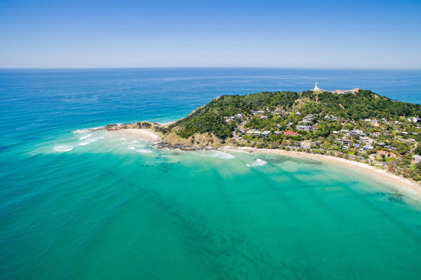 una vista aerea della spiaggia di wategoes a byron bay - surfing new south wales beach australia foto e immagini stock