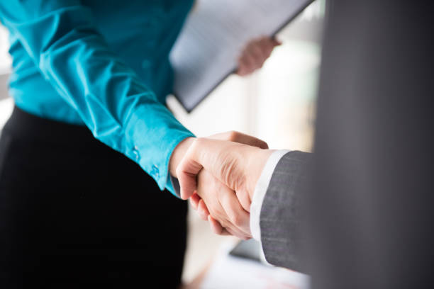 aperto de mão, duas mulheres de negócios, de acordo - stability agreement handshake human hand - fotografias e filmes do acervo