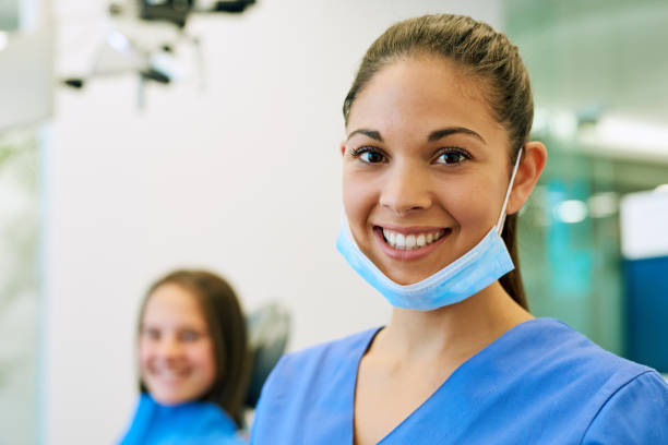 um grande sorriso em seu rosto traz sorrisos no nosso - teenager teenage girls women dentist - fotografias e filmes do acervo