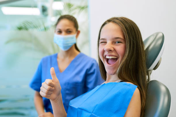 я свободен от полости! - dentist teenager dental hygiene sitting стоковые фото и изображения