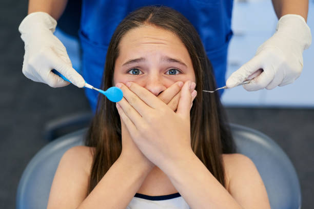 j’ai trop peur ! - dentist teenager dental hygiene sitting photos et images de collection