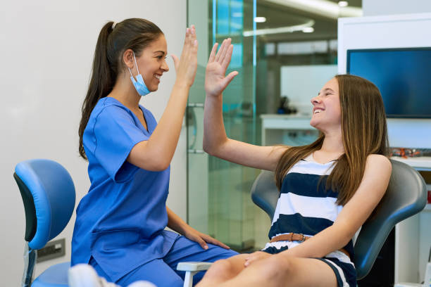 cinque alti per un sorriso sano - dentist family doctor dental hygiene foto e immagini stock