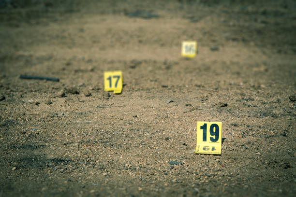 группа маркер доказательств в расследовании места преступления - distance marker стоковые фото и изображения