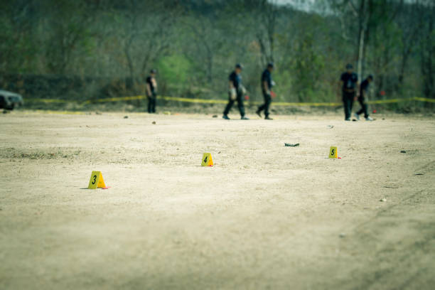 marcador de provas com fundo desfocado forense, em tom de cenematic - distance marker - fotografias e filmes do acervo