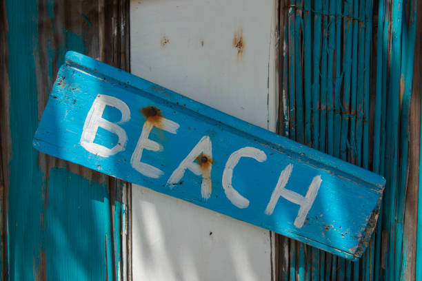 cartello della spiaggia sul legno alla deriva - sign beach wood beach sign foto e immagini stock