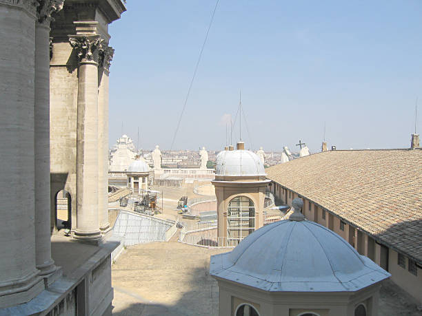 rzym, włochy – 23 czerwca 2005: widok na rzym z dachu katedry. piotra i św. - cityscape urban scene high angle view road zdjęcia i obrazy z banku zdjęć