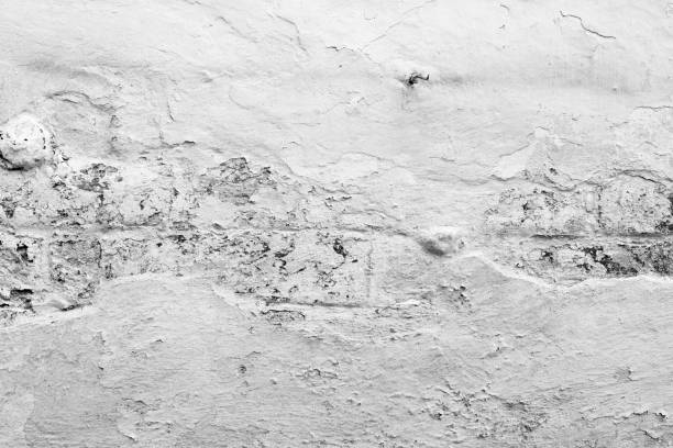 istock Wall fragment with attritions and cracks 642021364